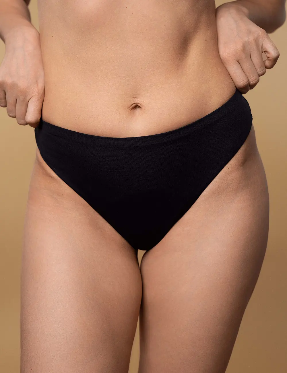 Majtki stringi menstruacyjne 002ST czarne