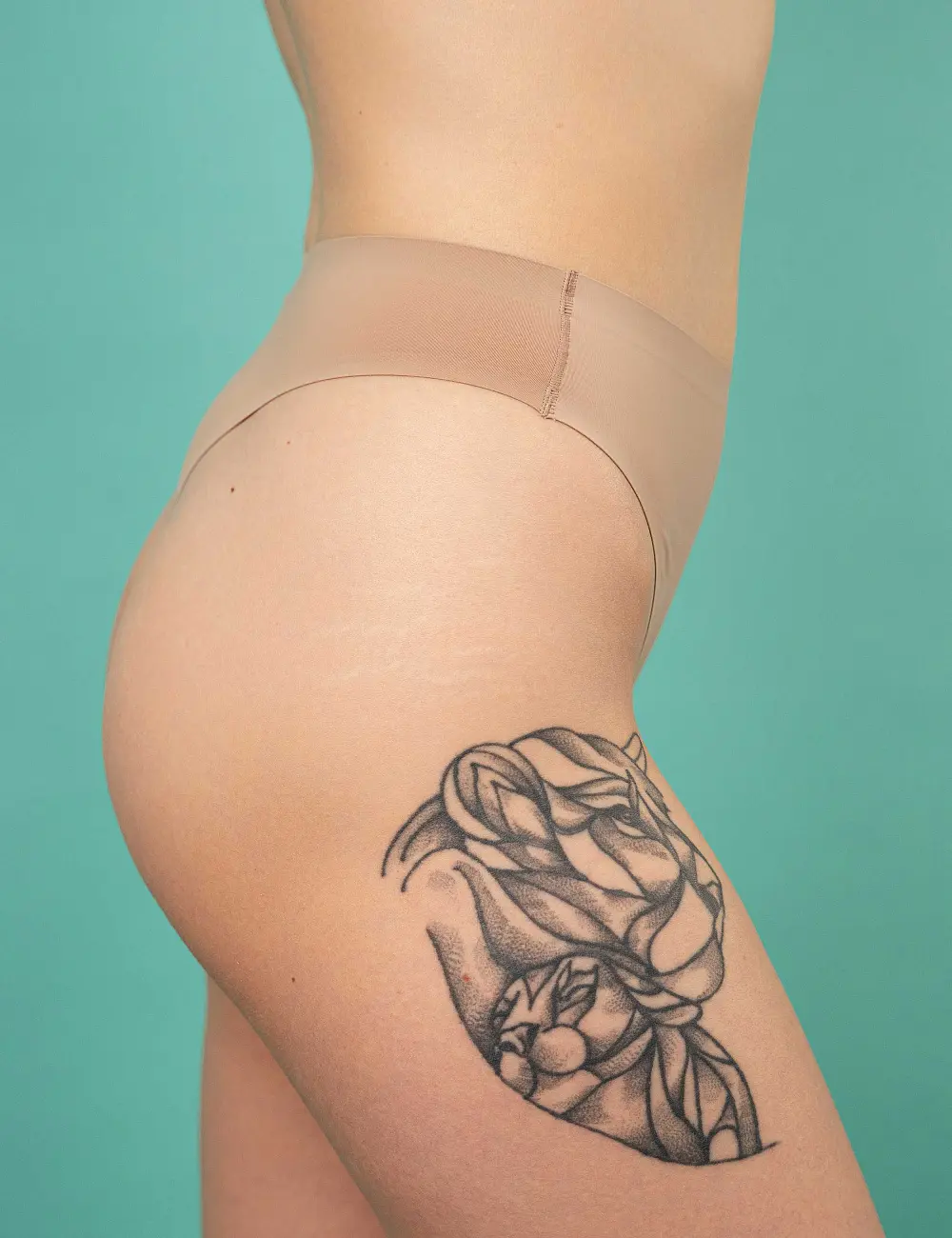 Majtki stringi wysokie 105CP nude